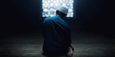 নামাজের মধ্যে সময় দেখতে ঘড়ির দিকে তাকানো কী হবে?